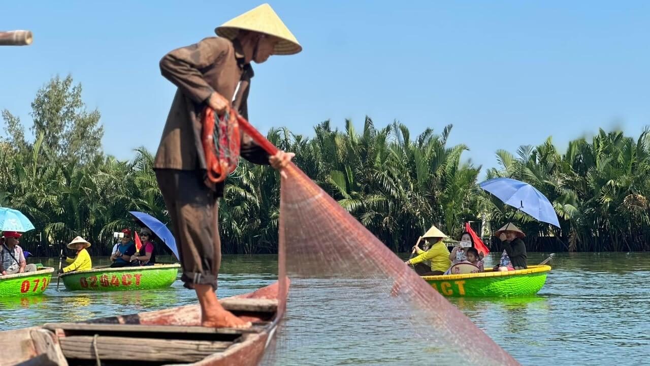 hoi an basket boat throwing fishing net