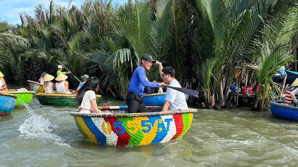 hoi an basket boat spinning